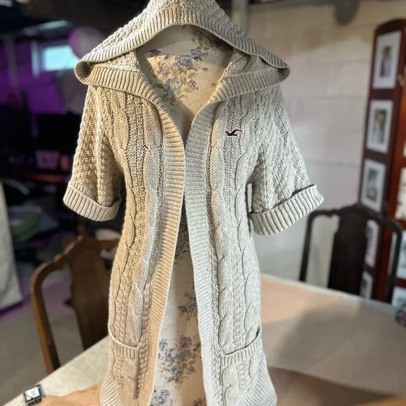 Hollister Cream Cable Knit Sweater - Picture 1 of 3